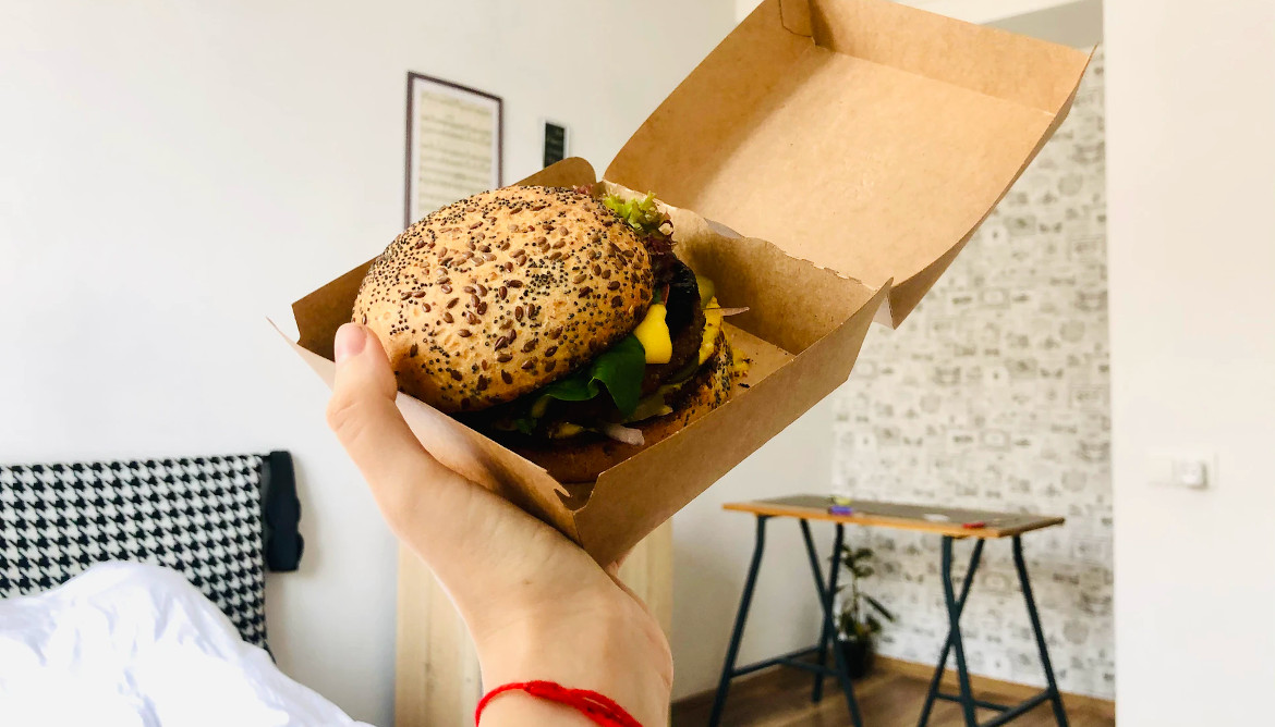 Bio-Burger zum Mitnehmen in einer Verpackung für Essenslieferdienste