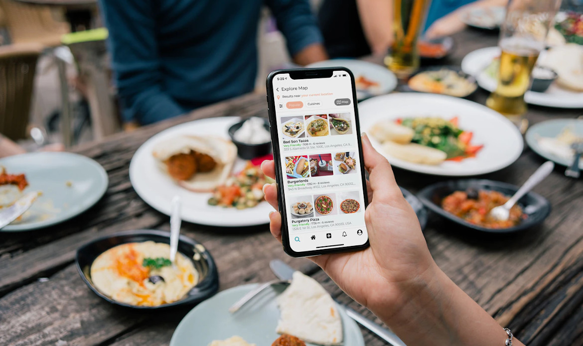 Smartphone mit Food-App zur digitalen Auswahl von Restaurants und Speisen